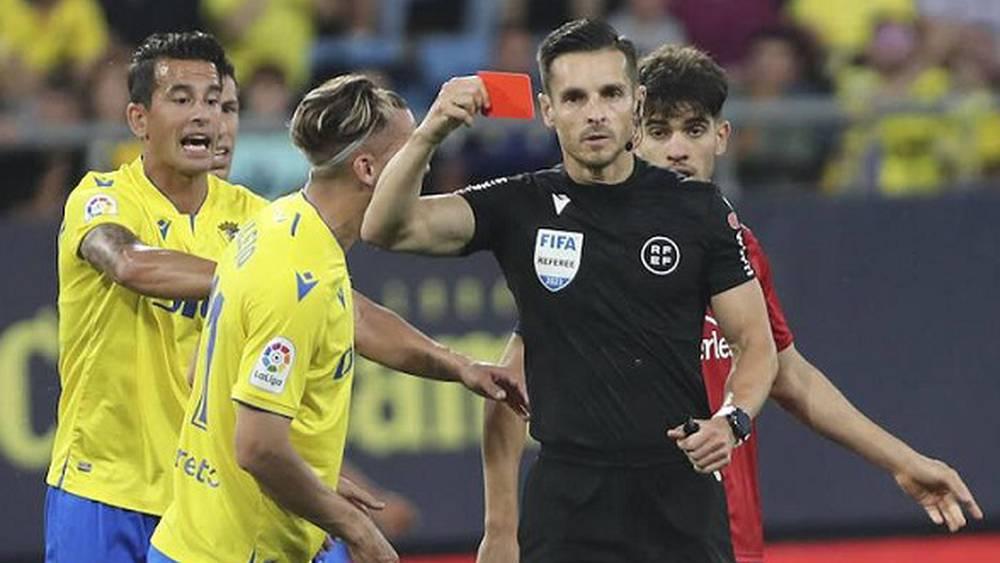 الزلزولي مهدد بالغياب عن نهائي كأس ملك إسبانيا بعد طرده في مباراة قادش بـ"الليغا"