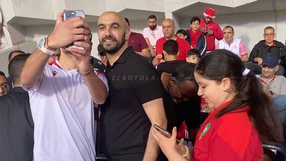 الركراكي في مدرجات "مركب محمد الخامس" لمتابعة مباراة الوداد وسيمبا