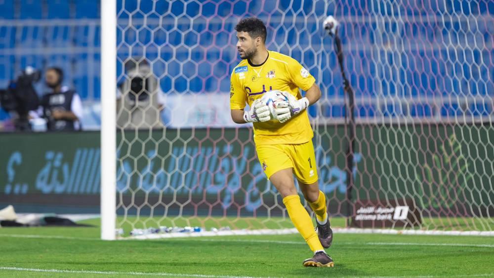 منير المحمدي يحافظ على نظافة شباكه بتصديات حاسمة ويساهم في فوز فريقه الوحدة على الشباب (0-1) في الدوري السعودي