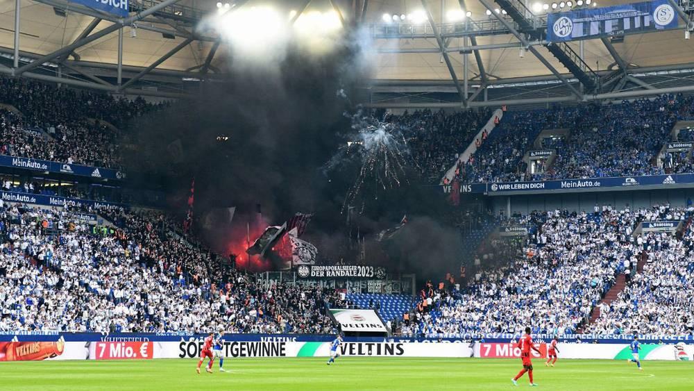 إصابة 3 رجال من الشرطة خلال اشتباكات بين جماهير شالكه وفرانكفورت