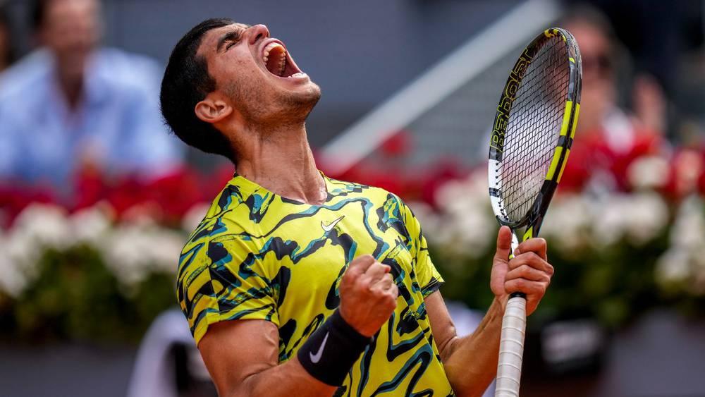 ألكاراز ينتزع صدارة التصنيف العالمي للاعبي التنس