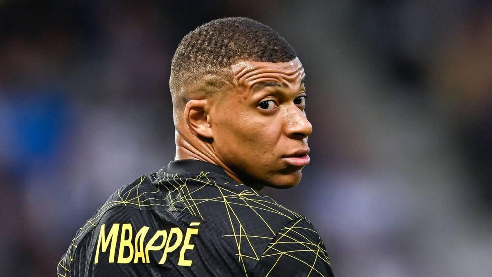 مبابي يرفض تفعيل بند تمديد العقد لغاية 2025 ويضع إدارة باريس سان جيرمان "تحت الضغط"