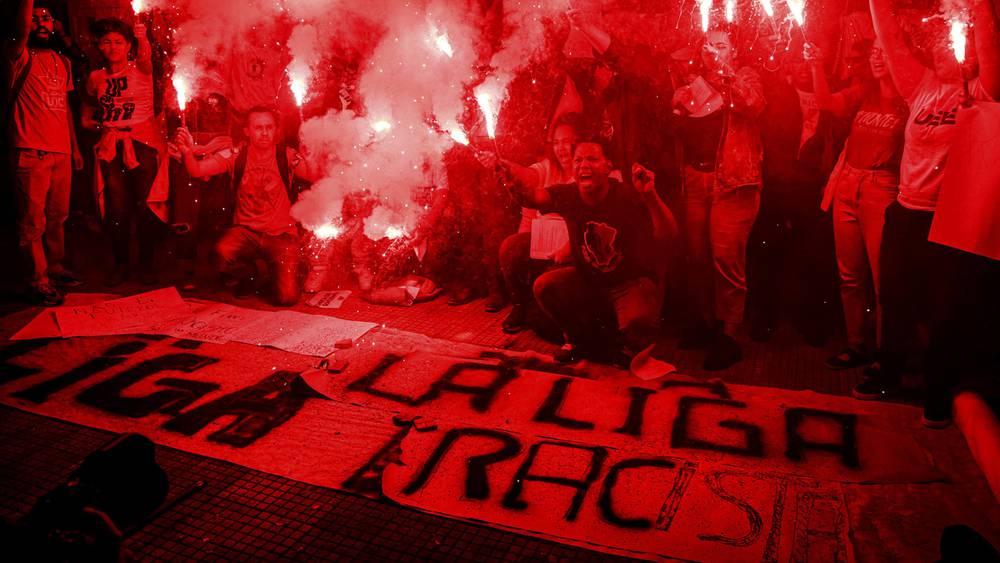 برازيليون يتظاهرون أمام القنصلية الإسبانية احتجاجا على ما تعرض له فينيسيوس: "الليغا عنصرية"