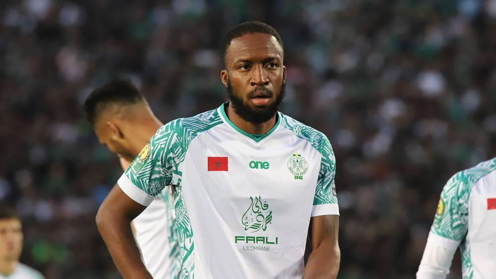 وكيل مغربي "يُحرّض" أهولو على فسخ تعاقده مع الرّجاء من طرف واحد