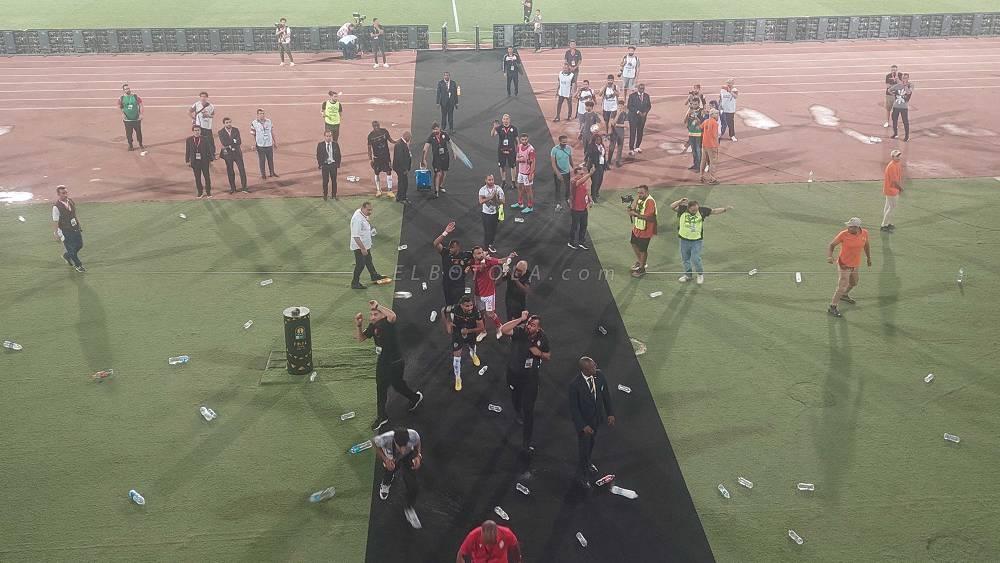 لاعبو الوداد يتعرضون للرشق بـ"قارورات المياه" بعد نهاية مباراتهم أمام الأهلي