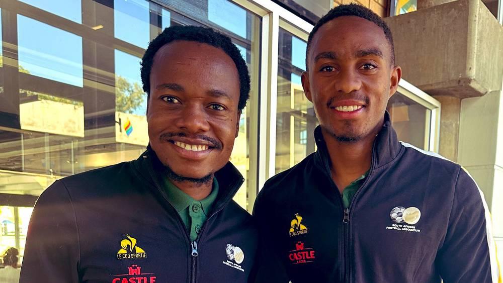 منتخب جنوب أفريقيا يستعد لمواجهة المغرب بصفوف "مكتملة" بعد التحاق "بيرسي تاو" و"نجابولو بلوم" بمعسكر "البافانا بافانا"