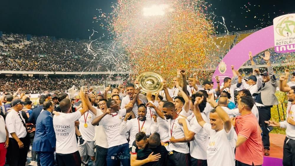 رئيس الجامعة فوزي لقجع يهنئ فريق الجيش الملكي بعد التتويج بلقب البطولة الاحترافية للمرة الـ13 في تاريخه