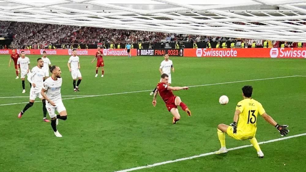 بيلوتي عن تصدي بونو في نهائي "اليوروبا ليغ": "لسوء الحظ قام بتدخل رائع وتخيلت كيف ستسير الأمور لو سجلت الهدف"