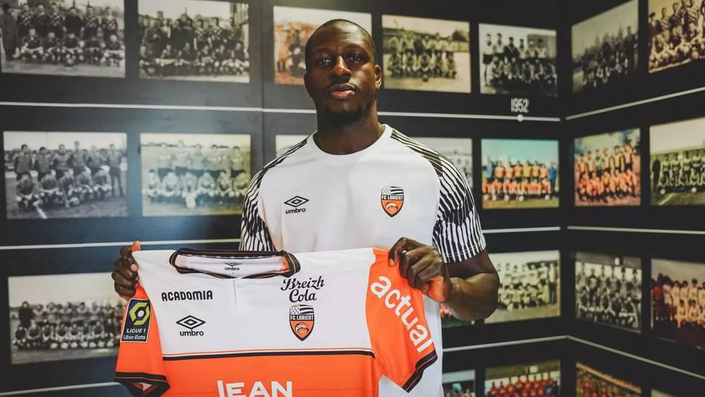 مدرب لوريان "يرفض التعليق" على اتهامات ميندي بعد تبرئته من تهم الاغتصاب والاعتداء الجنسي