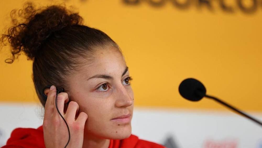 لاعبة المنتخب المغربي نهيلة النقاش تبكي متأثرة بالإقصاء من مونديال السيدات وتصرح: "جد فخورات بأنفسنا لكننا نحس بخيبة أمل لأننا كنا نريد الذهاب بعيدا في كأس العالم"