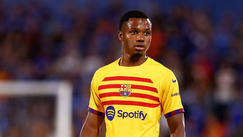 أنسو فاتي يقرر الرحيل عن برشلونة بسبب عدم اعتماد تشافي عليه