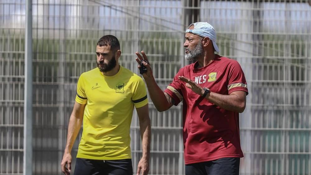 خلاف بين بنزيما وسانتو.. اللاعب "غير مقتنع" بطريقة اللعب والمدرب يؤكد أنه لم يطلب التعاقد معه!