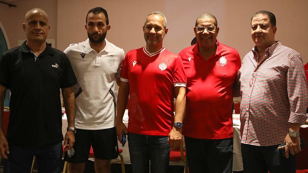 سفير المغرب بغينيا كوناكري يزور بعثة الوداد الرياضي قبل مباراتها في عصبة الأبطال