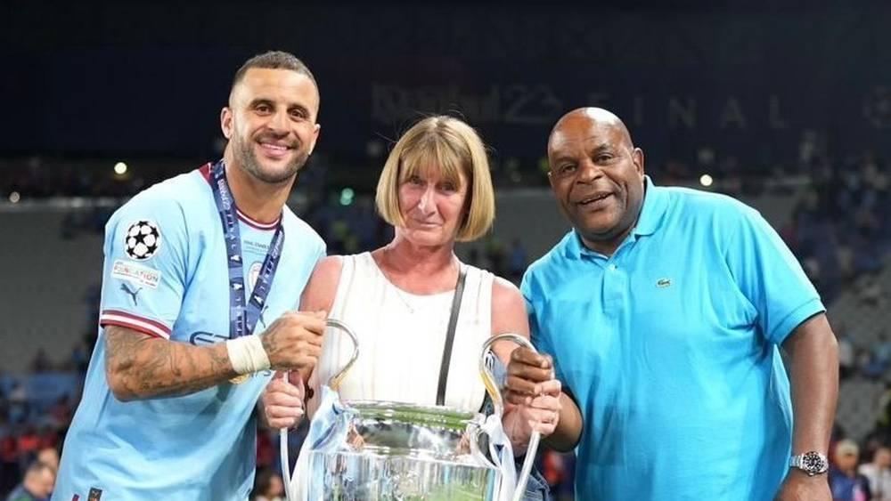 غوارديولا عن والكر: "والدته ووالده أعطوه جينات لم نحصل عليها نحن من آبائنا"