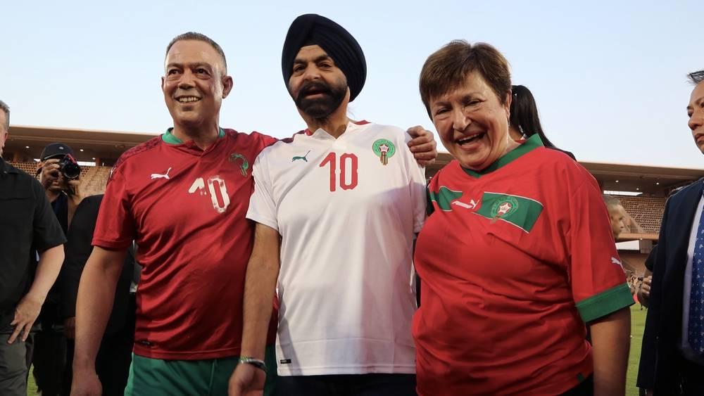 مباراة استعراضية في مراكش بمشاركة لقجع والركراكي ومسؤولي البنك وصندوق النقد الدولييْن وحضور أطفال "زلزال الحوز"