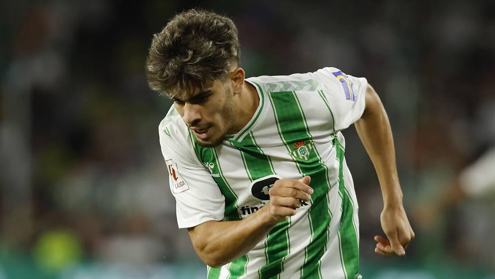 "موندو ديبورتيفو"/ خزينة أوساسونا تنتعش بـ550 ألف يورو بعد انتقال الزلزولي إلى ريال بيتيس