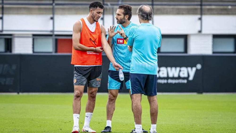 باراخا (مدرب فالنسيا): "أملاح لاعب مجتهد ويمتلك إمكانيات تسمح له بالتكيف مع عدة مراكز"