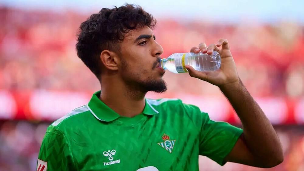 تقارير/ ريال بيتيس يرغب في شراء عقد شادي رياض من برشلونة