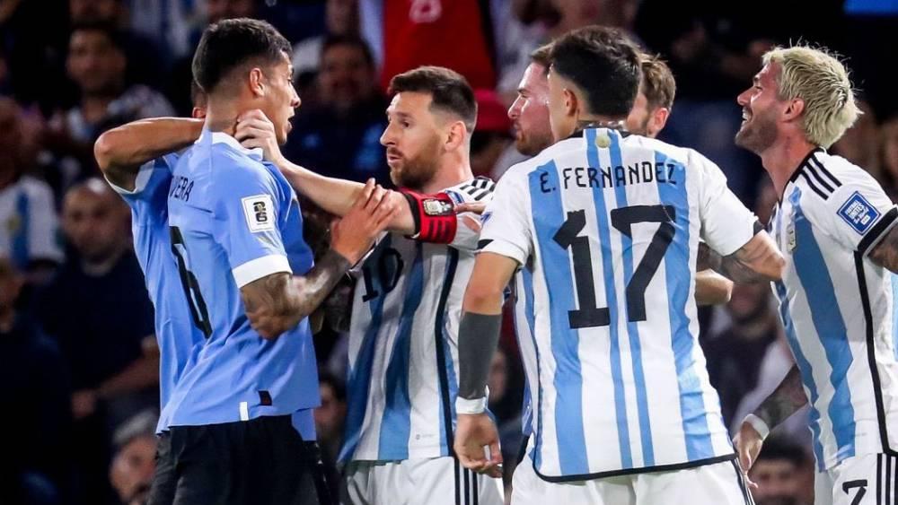 ميسي مُعلقا على شجار لاعبي الأرجنتين والأوروغواي: "هؤلاء الشباب عليهم أن يتعلموا الاحترام من الكبار"