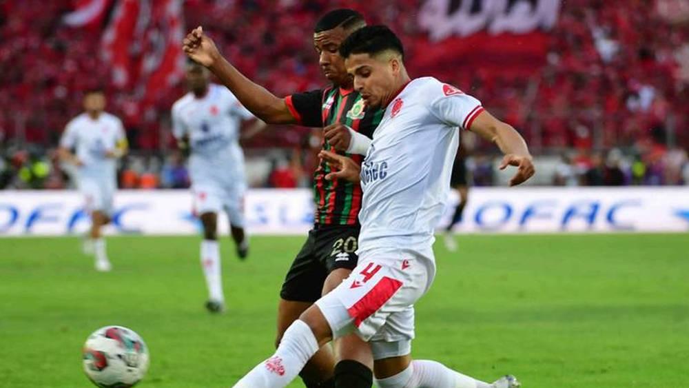 الحكم حمزة الفارق يُدير مواجهة "الكلاسيكو" بين الجيش الملكي والوداد وبوسليم في غرفة "الفار"