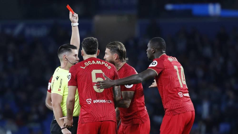 أوكامبوس لاعب إشبيلية: "فرق أخرى يُسمح لها بالقيام ببعض الأشياء أما نحن فمصيرنا هو الطرد!"