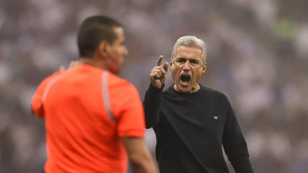 مدرب النصر يحتج على التحكيم بعد الهزيمة ضد الهلال: "الـ'فار' كان يحتاج إلى 'فار' لمراقبته"