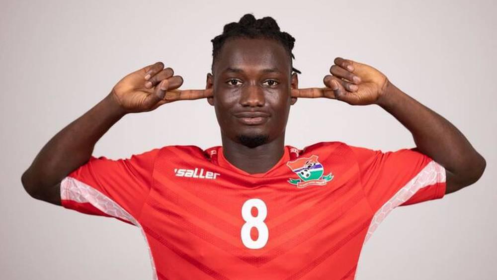 إبريما داربوي.. لاعب غامبي أُجبر على دفع ثمن إطلاق سراحه ليُصبح لاعب كرة قدم!