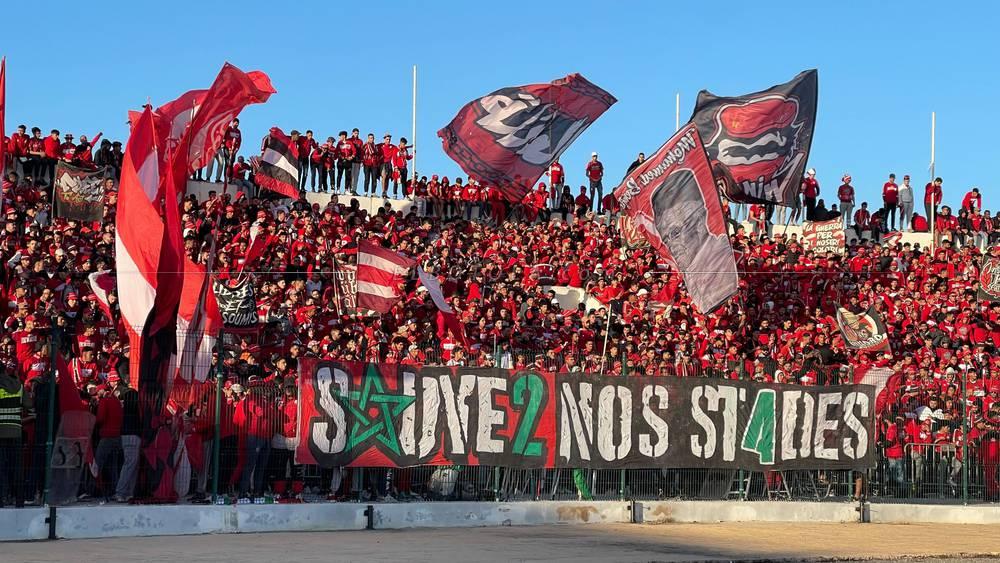 نقل أحد مشجعي الوداد للمستعجلات بعد أزمة قلبية وسط المدرجات