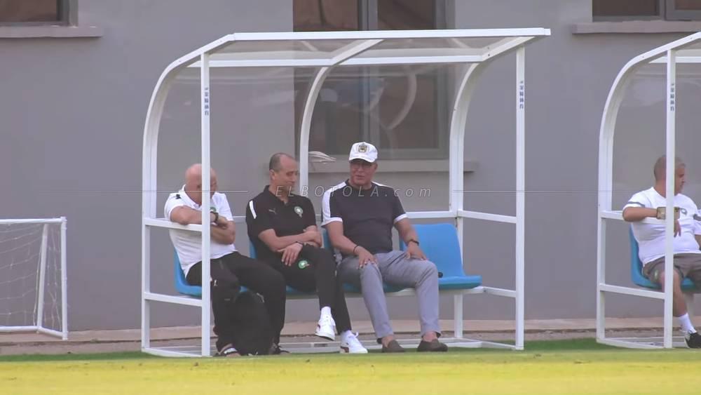 سفير المغرب في الكوت ديفوار يحضر التداريب لمساندة المنتخب المغربي قبل مواجهة تنزانيا غدا الأربعاء