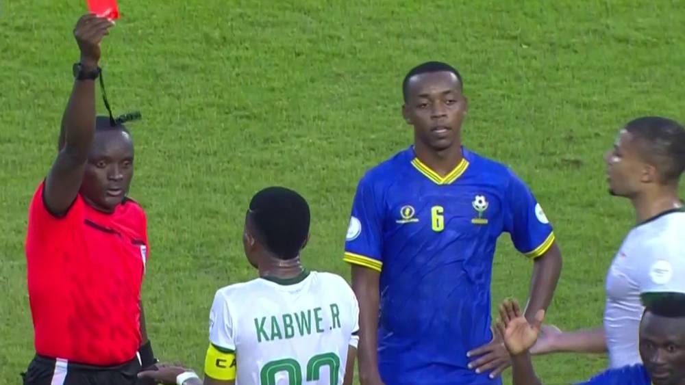 منتخب زامبيا يفتقد خدمات قائده "كابوي" أمام المغرب بعد تلقيه بطاقة حمراء في مواجهة تنزانيا