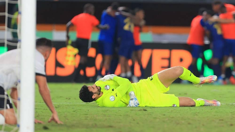 إصابة محمد الشناوي حارس مرمى المنتخب المصري بخلع في الكتف واحتمالية التدخل الجراحي تبقى "واردة"