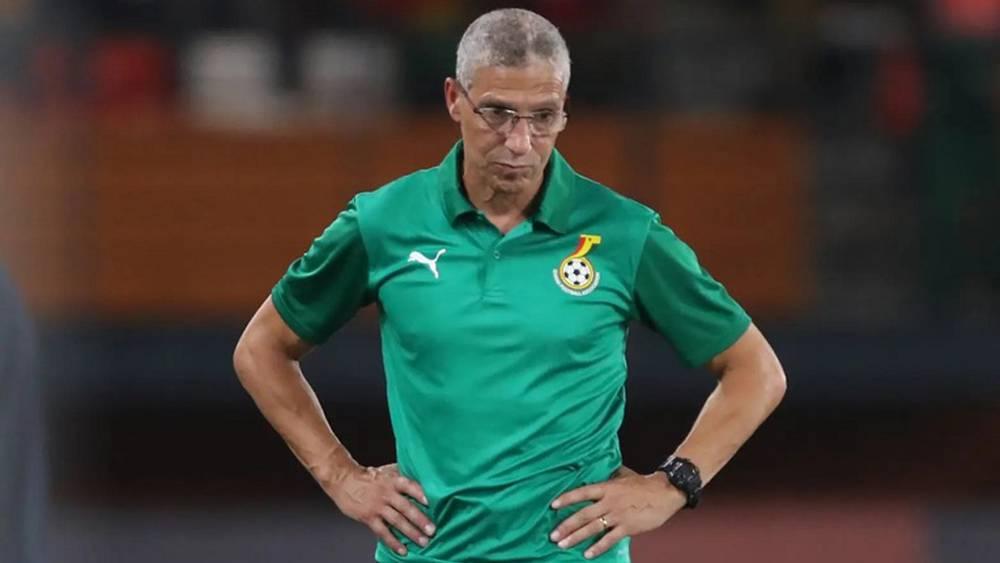 رسميا/ الاتحاد الغاني يعلن إقالة مدرب المنتخب الأول كريس هيوتون بعد الإقصاء من "الكان"