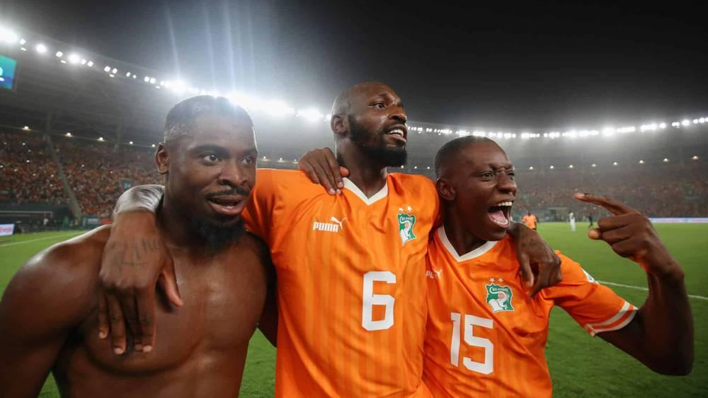 أوريي: "اللعب بـ 10 لاعبين ساعدنا.. لم نستسلم ونحن هنا لنعيش مثل هذه اللحظات"