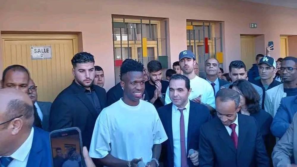 البرازيلي فينيسيوس يستغل تواجده بالمغرب ويقوم بزيارة لمدرسة عمومية في مراكش