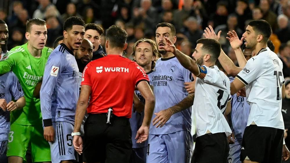 جدل تحكيمي يرافق الدوريات العالمية وآخرها "لا ليغا" بعد مباراة ريال مدريد وفالنسيا