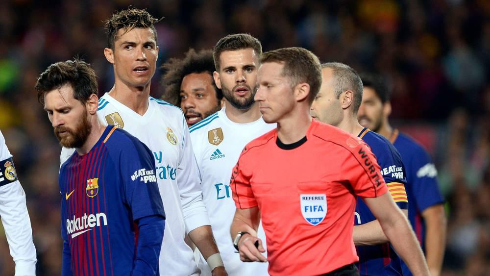 الحكم هيرنانديز هيرنانديز يقود كلاسيكو الحسم بين برشلونة وريال مدريد