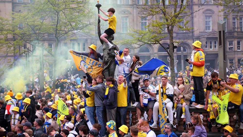 احتفالات الصعود تتحول إلى مأساة: مشجع ليدز في غيبوبة بعد سقوطه من شجرة