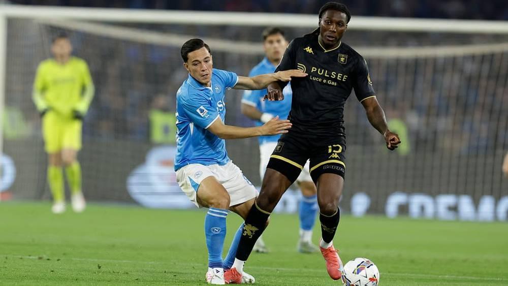 نابولي يتعثر بتعادل مثير أمام جنوى في صراع قمة الدوري الإيطالي