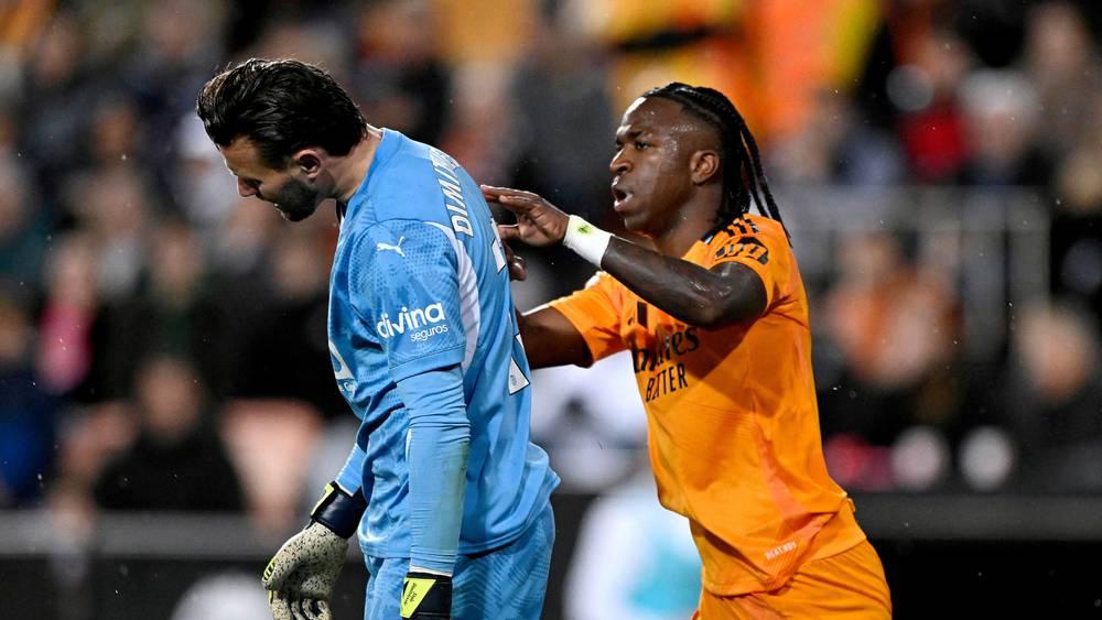 فالنسيا يهدد بمقاضاة نتفليكس بسبب فيلم عن فينيسيوس