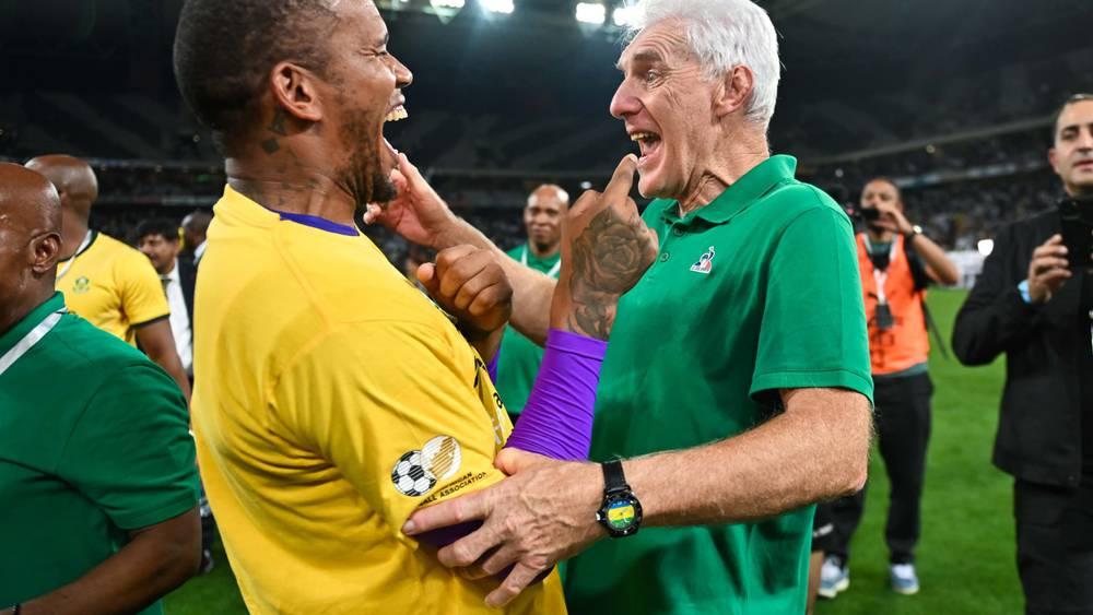 اتهامات بالعنصرية والتمييز الجنسي تطال مدرب جنوب أفريقيا هوغو بروس