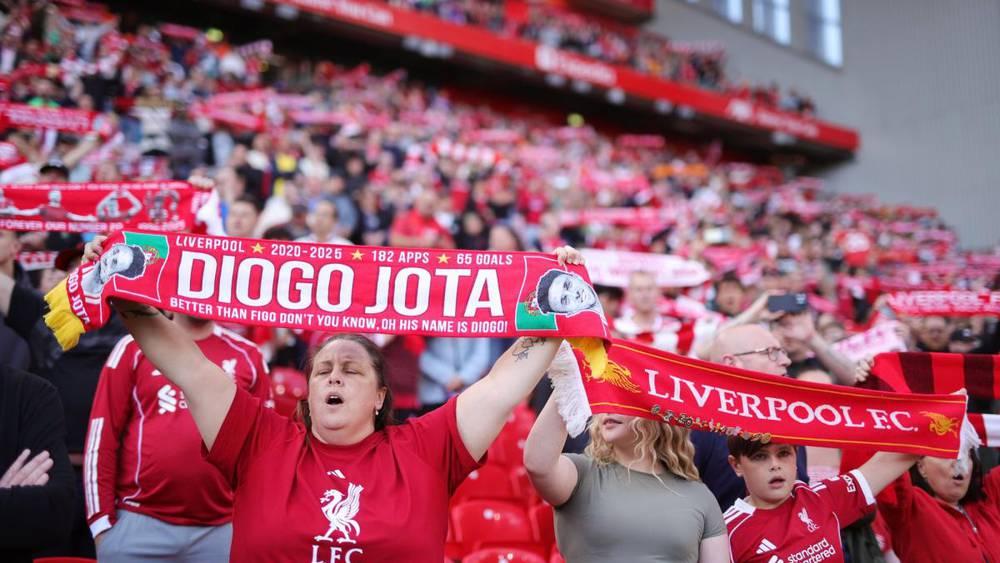 أطفال ديوغو جوتا يكرمون والدهم في أنفيلد