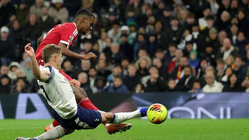 إصابة إيساك تثير جدلاً بين مدربي ليفربول وتوتنهام