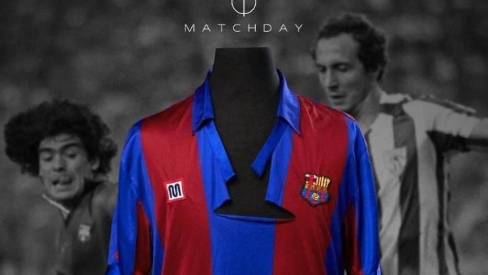 قميص مارادونا التاريخي لبرشلونة يُباع بسعر قياسي