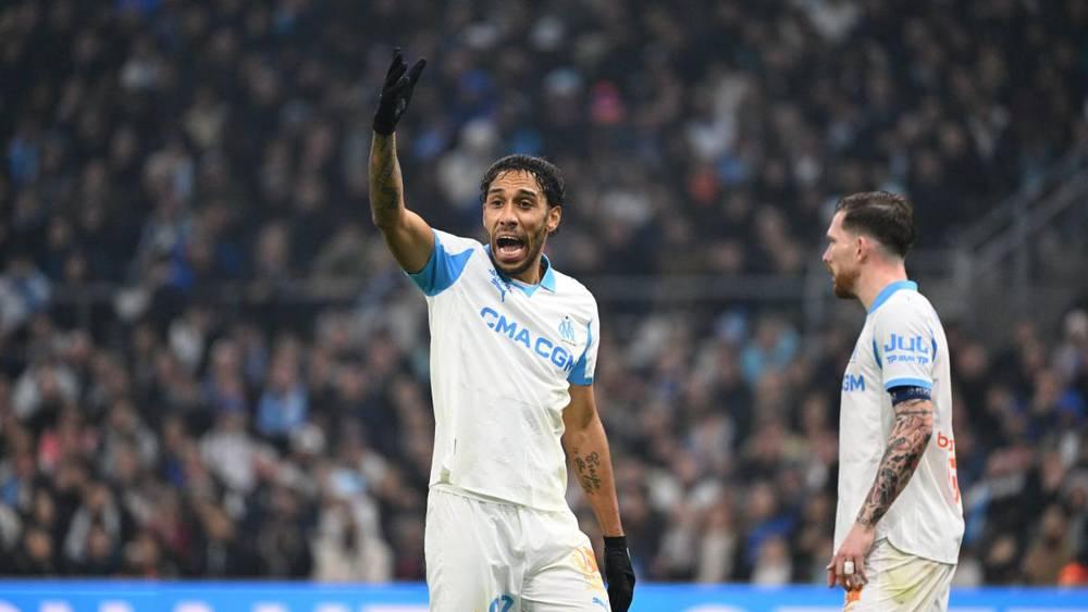 أوباميانغ ينضم لمعسكر الغابون رغم الإصابة