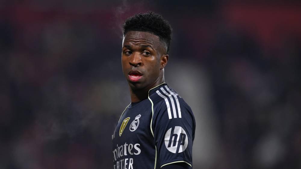 ريال مدريد يرفض طلب فينيسيوس جونيور.. وبيريز يؤكد بقاءه