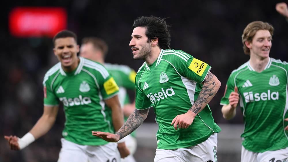 طرد ماركو بيزوت يقلب موازين المباراة لصالح نيوكاسل أمام أستون فيلا