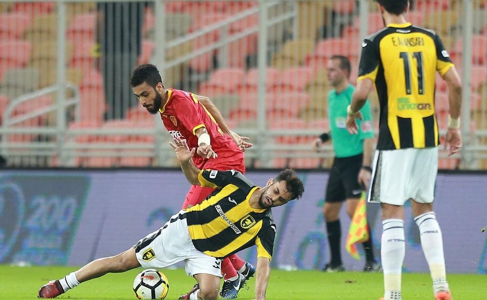 معلق مباراة الاتحاد والقادسية يدعو لمشجع اتحادي أثناء المباراة