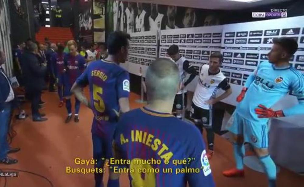 بالفيديو | مدافع فالنسيا يسأل بوسكيتس بطريقة تدل على علمه بـ"وضوح الهدف الملغي"