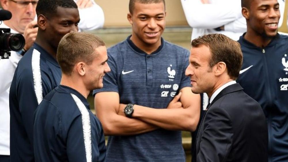 رئيس فرنسا يحكي قصته مع كرة القدم.. مدى تفوقه فيها وفي أي مركز كان يلعب