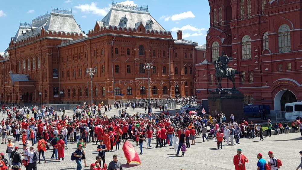 بالصور/ الجماهير المغربية تحتل الساحة الحمراء بموسكو ساعات قبل لقاء "العُمر"